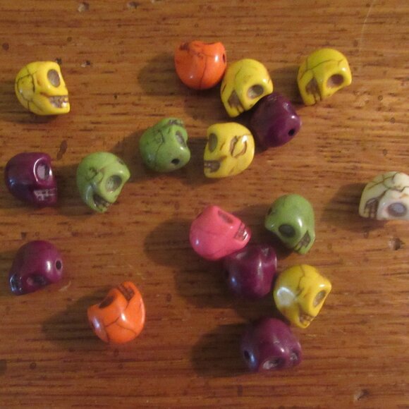 Lot 200+multi Color Colorful 8x10mm Carved Stone Skull Beads Howlite Jewelry - Picture 2 of 9